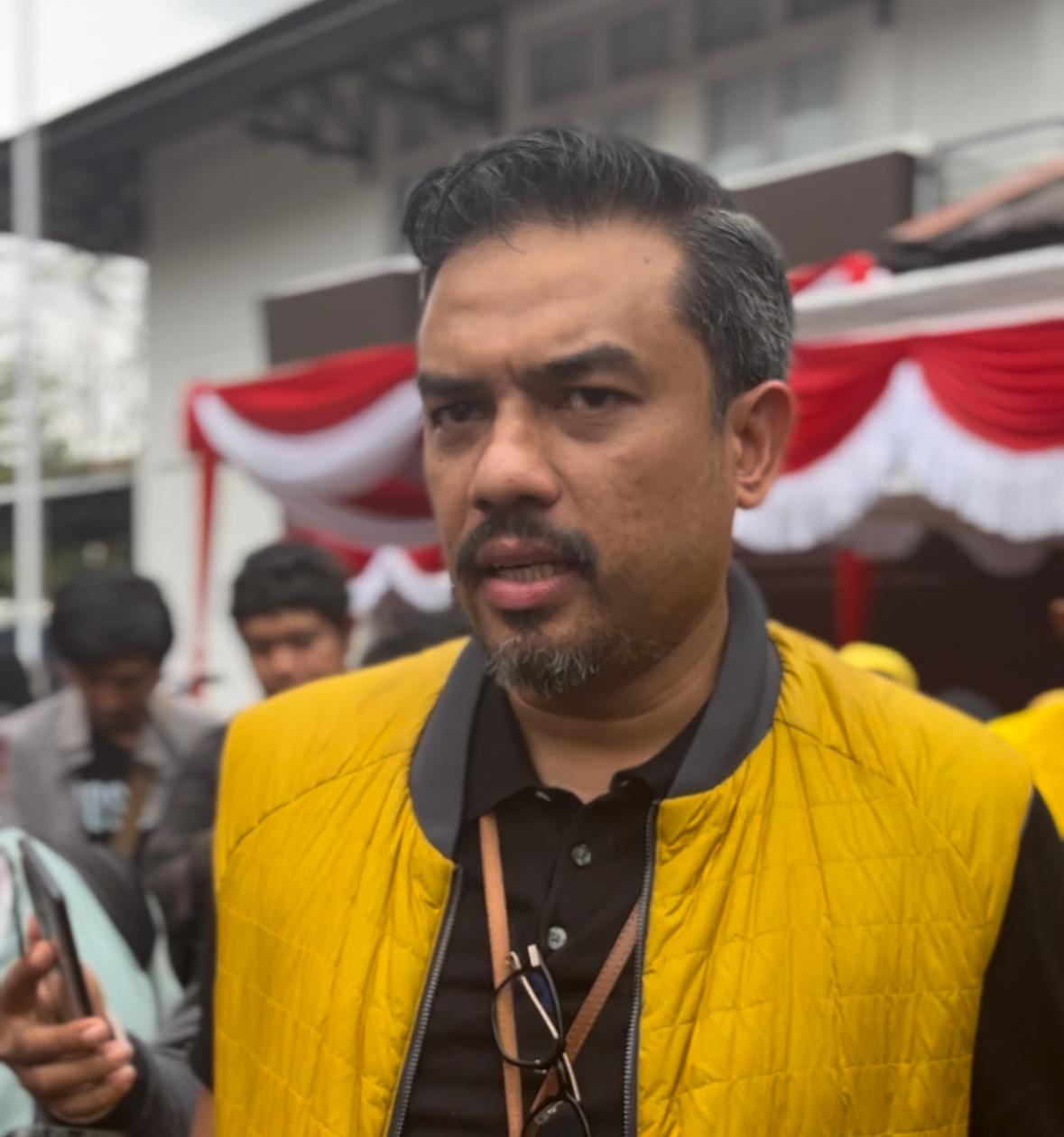 Ketua DPD Golkar Kalbar Maman Abdurrahman saat diwawancarai wartawan usai mengantar pasangan Sutarmidji dan Didi Haryono mendaftar sebagai calon Gubernur dan calon Wakil Gubernur Kalbar di KPU Kalbar - Ria Norsan - Golkar -