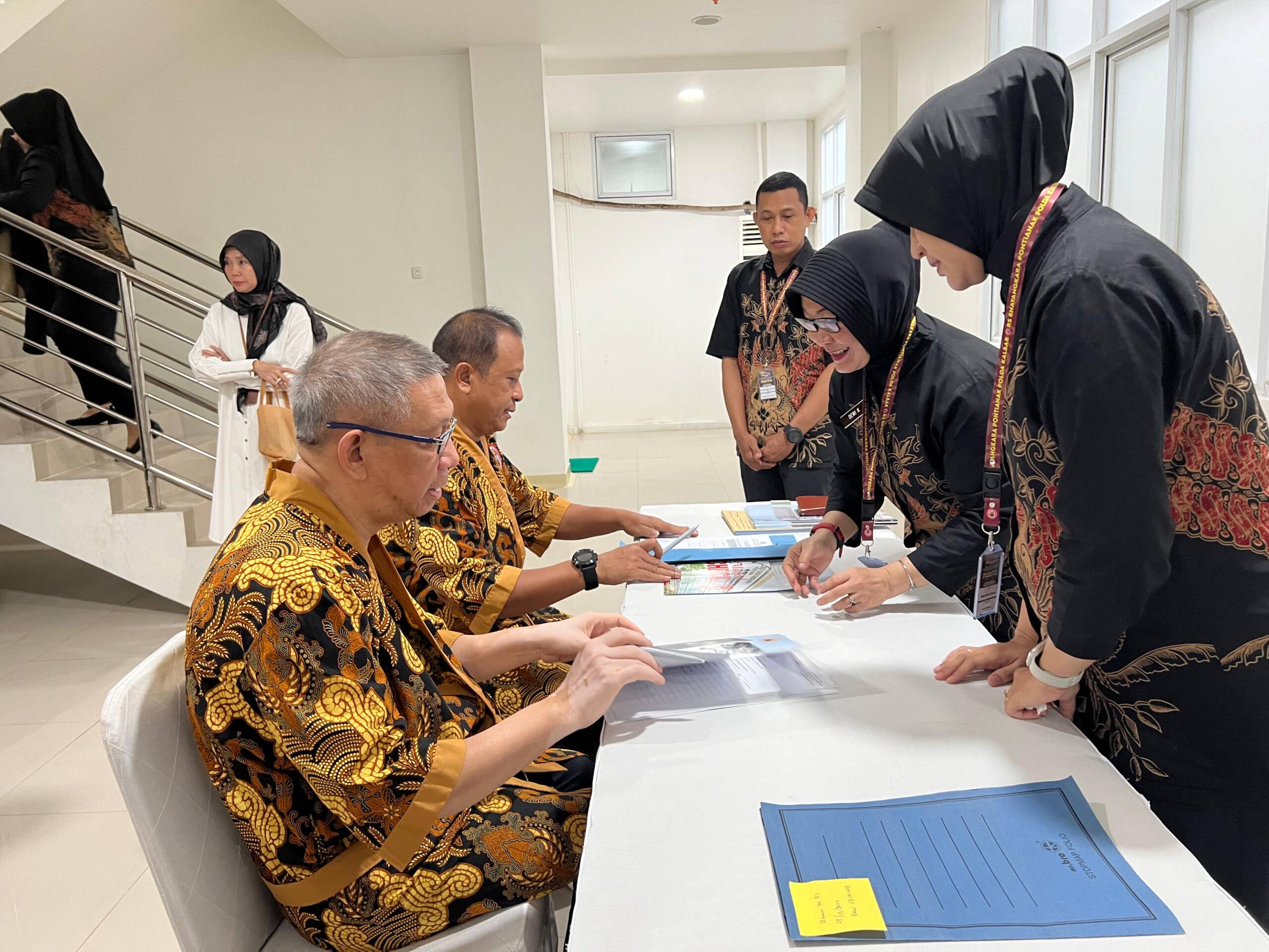 Pasangan calon Gubernur dan Wakil Gubernur Kalbar, Sutarmidji-Didi Haryono menjalani pemeriksaan kesehatan di RS Bhayangkara Pontianak