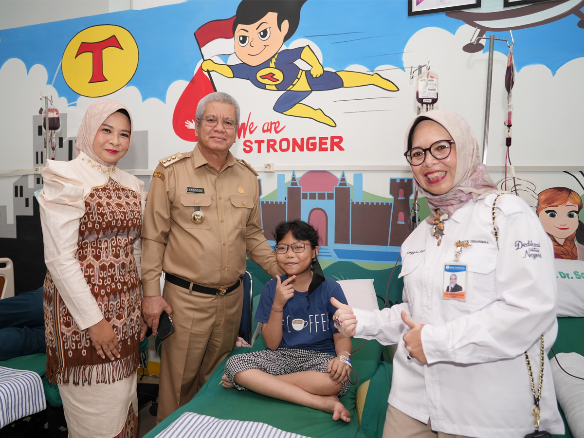 Ketua POPTI Kalbar Windy Prihastari Harisson, Pj Gubernur Kalbar Harisson dan Kepala Perwakilan BI Kalbar Anggini foto bersama dengan salah satu anak Talasemia Kalbar