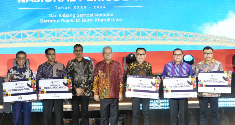 Pj Gubernur Kalbar Harisson dan Direktur Utama Bank Kalbar Rokidi foto bersama penerima hadiah pada puncak acara Undian Simpeda Nasional 2024