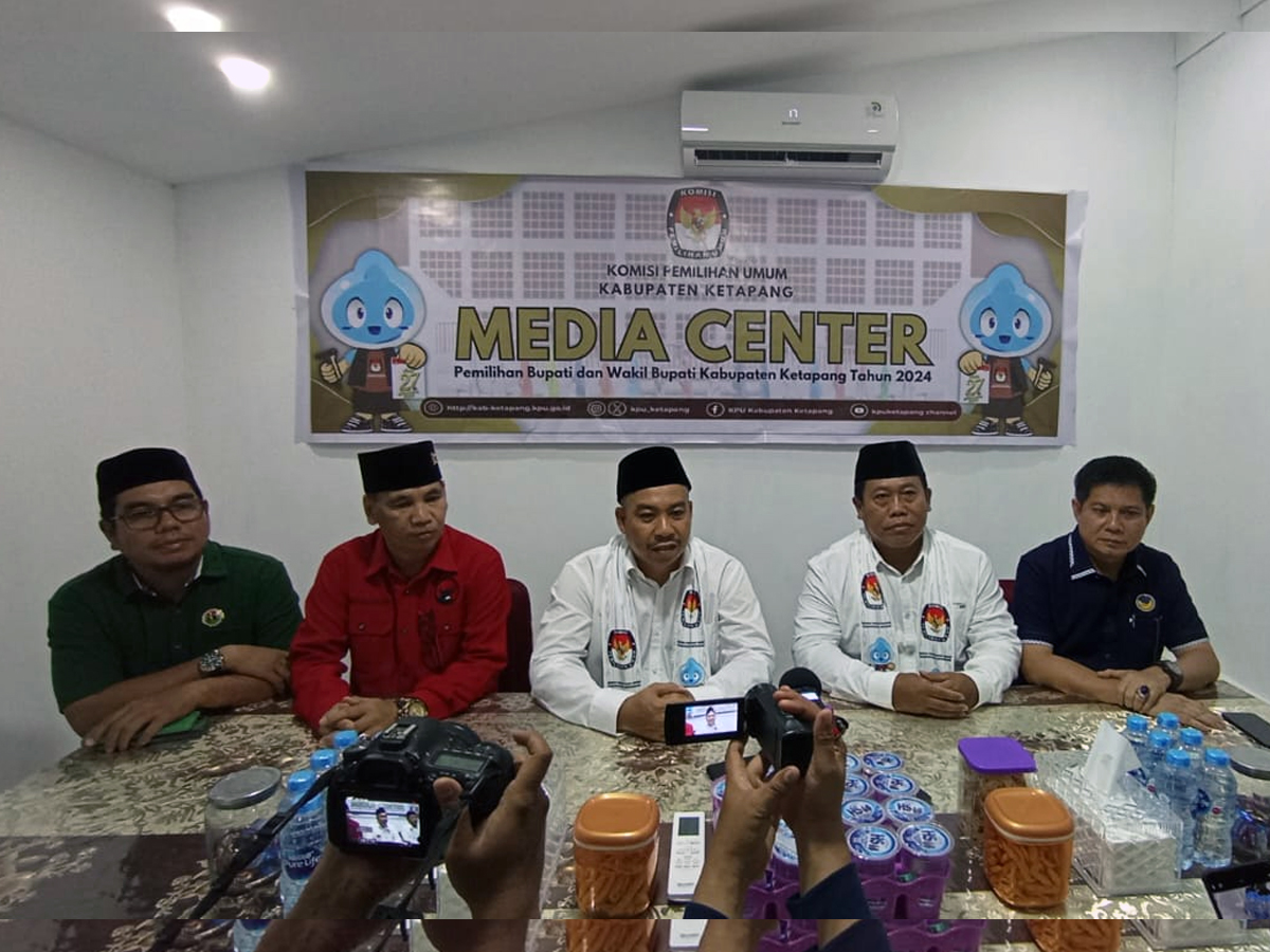 Pasangan calon Bupati dan Wakil Bupati Ketapang, Junaidi-Suprapto dalam konferensi pers usai mendaftar ke KPU Ketapang