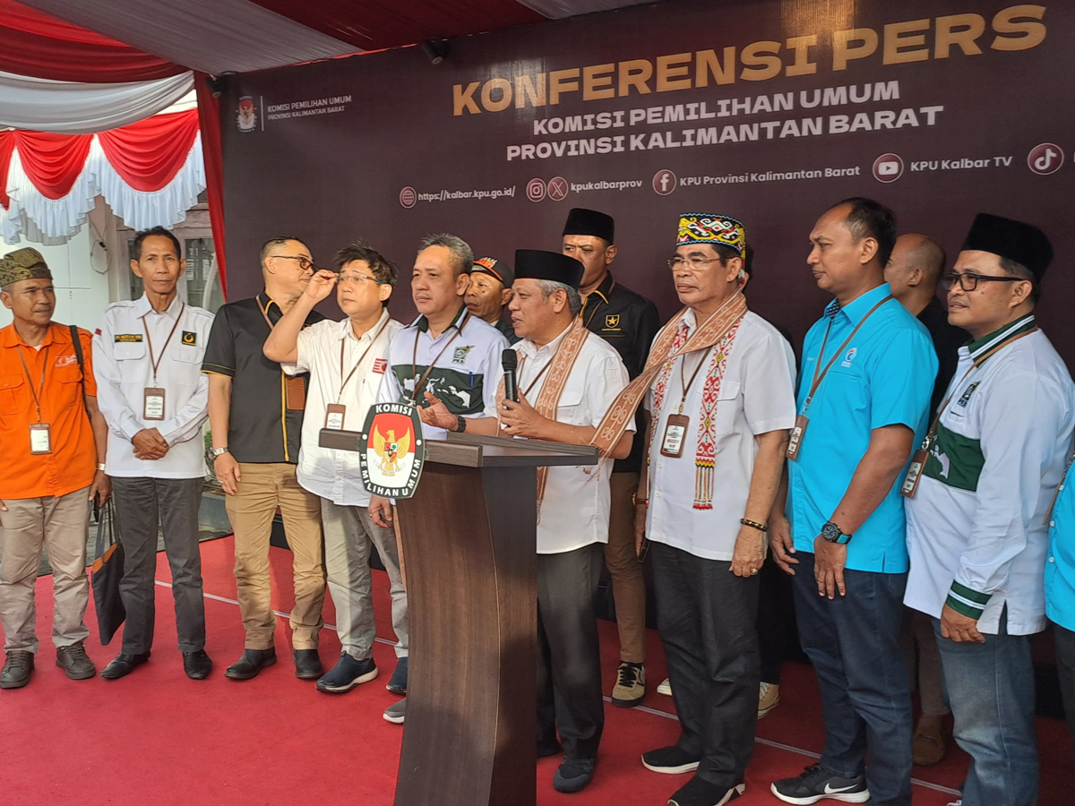 Pasangan calon Gubernur dan Wakil Gubernur Kalbar, Muda Mahendrawan-Jakius Sinyor memberikan keterangan usai mendaftar ke KPU Kalbar