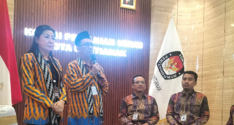 Pasangan calon Wali Kota dan Wakil Wali Kota Pontianak, Mulyadi-Harti saat mendaftarkan diri ke KPU Pontianak untuk berlaga di Pilwako Pontianak 2024