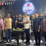 Pasha Ungu memberikan potongan tumpeng pertama kepada Hendrix selaku owner Konkohi Cafe & Pool Pontianak pada malam grand opening