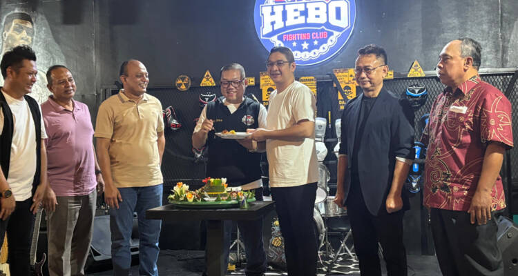 Pasha Ungu memberikan potongan tumpeng pertama kepada Hendrix selaku owner Konkohi Cafe & Pool Pontianak pada malam grand opening