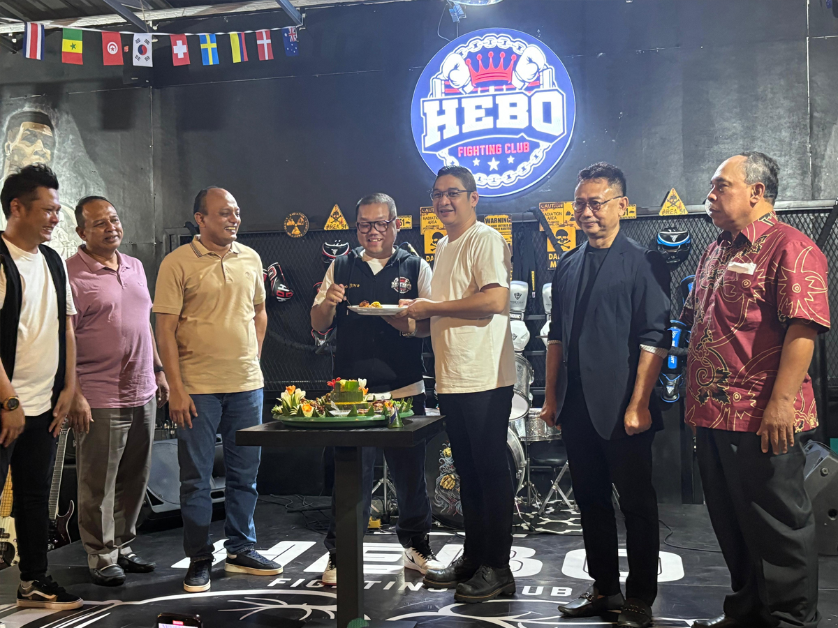 Pasha Ungu memberikan potongan tumpeng pertama kepada Hendrix selaku owner Konkohi Cafe & Pool Pontianak pada malam grand opening