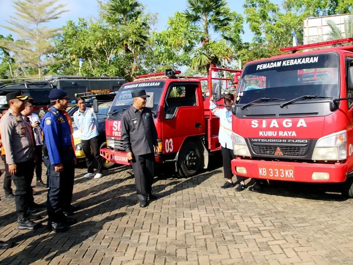 Pj Bupati Kubu Raya Syarif Kamaruzaman bersama Forkopimda Kubu Raya meninjau kendaraan dan peralatan dalam rangka kesiapan menghadapi Karhutla