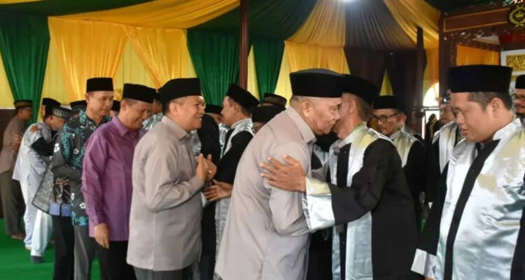 Pj Bupati Kubu Raya Syarif Kamaruzaman memberikan ucapan selamat kepada para Dewan Hakim yang akan bertugas pada pelaksanaan MTQ Kubu Raya X