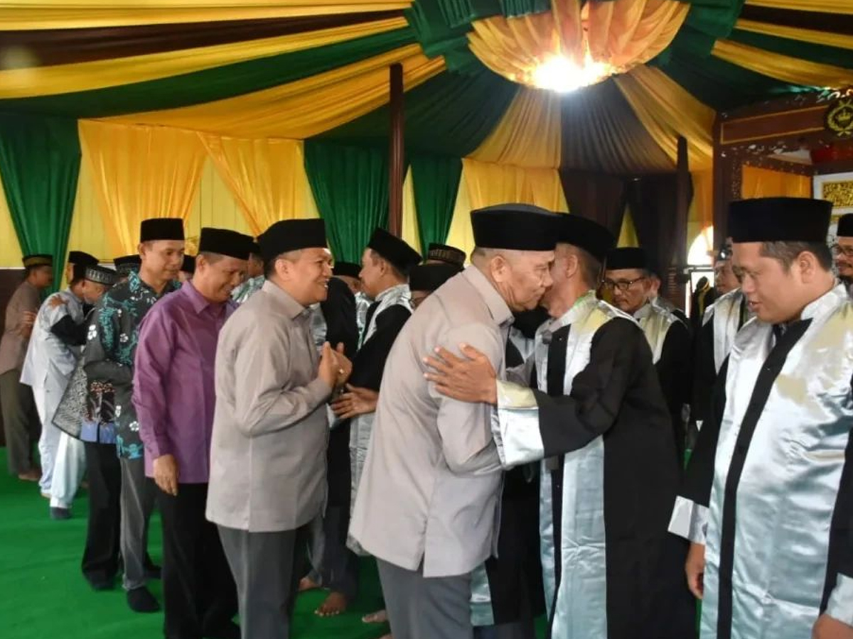 Pj Bupati Kubu Raya Syarif Kamaruzaman memberikan ucapan selamat kepada para Dewan Hakim yang akan bertugas pada pelaksanaan MTQ Kubu Raya X