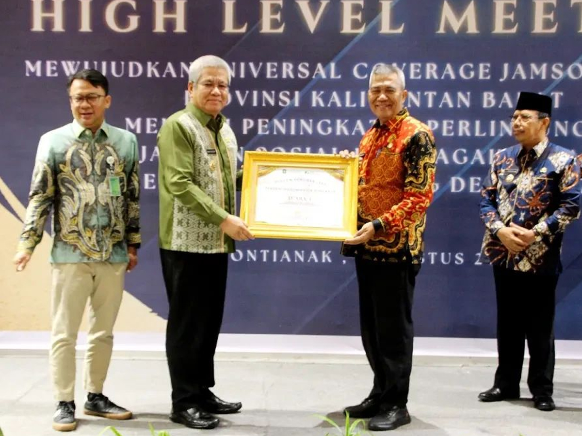 Pj Bupati Kubu Raya Syarif Kamaruzaman menerima Paritrana Award Tahun 2023 yang diserahkan langsung oleh Pj Gubernur Kalbar Harisson