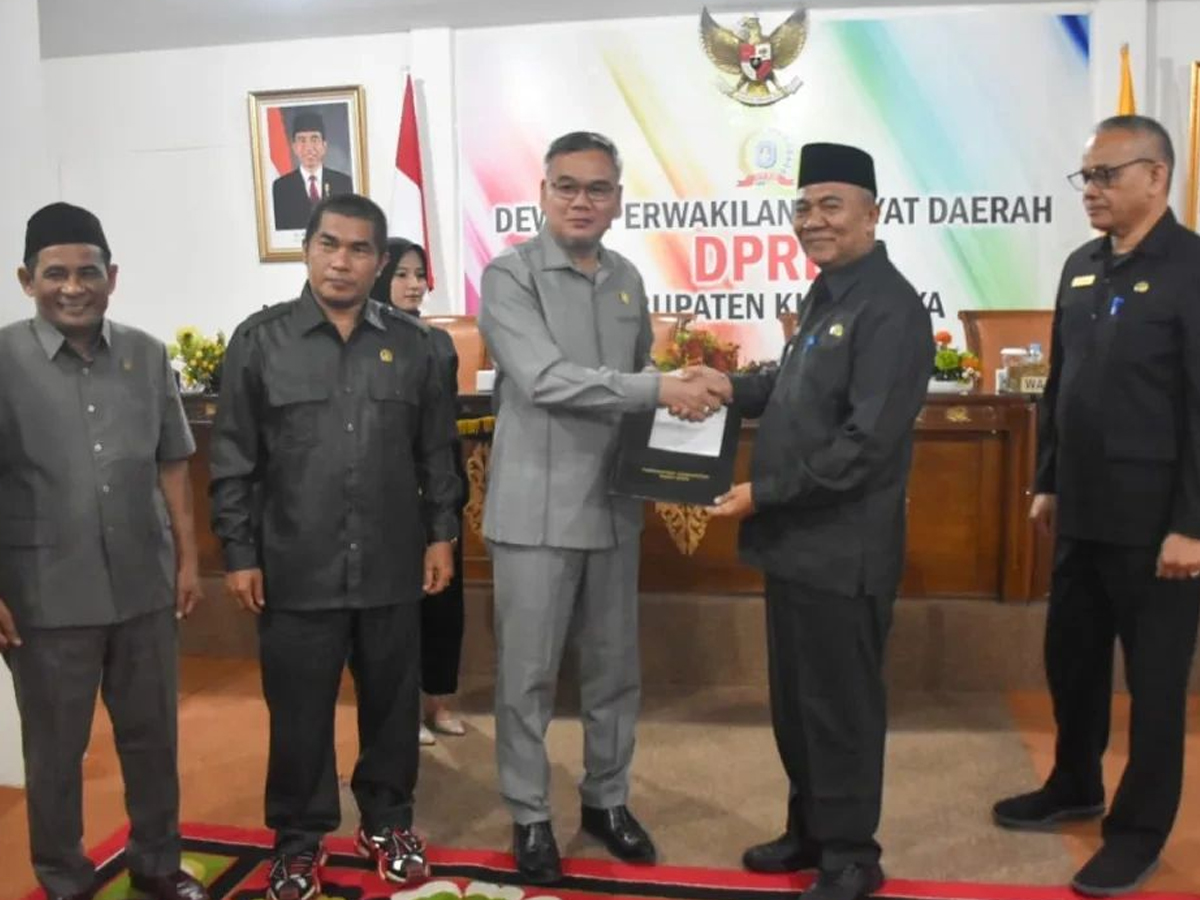 Pj Bupati Kubu Raya Syarif Kamaruzaman menghadiri Rapat Paripurna pembahasan perubahan anggaran APBD Kubu Raya 2024