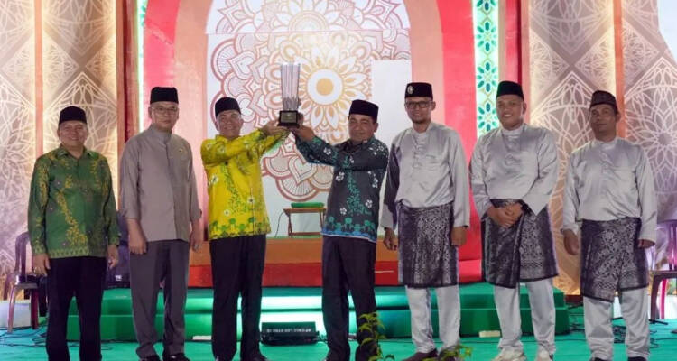 Pj Bupati Kubu Raya Syarif Kamaruzaman menyerahkan piala kepada juara umum MTQ Kubu Raya X saat penutupan