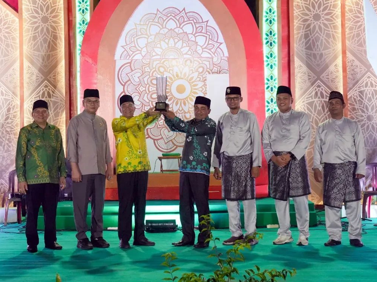 Pj Bupati Kubu Raya Syarif Kamaruzaman menyerahkan piala kepada juara umum MTQ Kubu Raya X saat penutupan