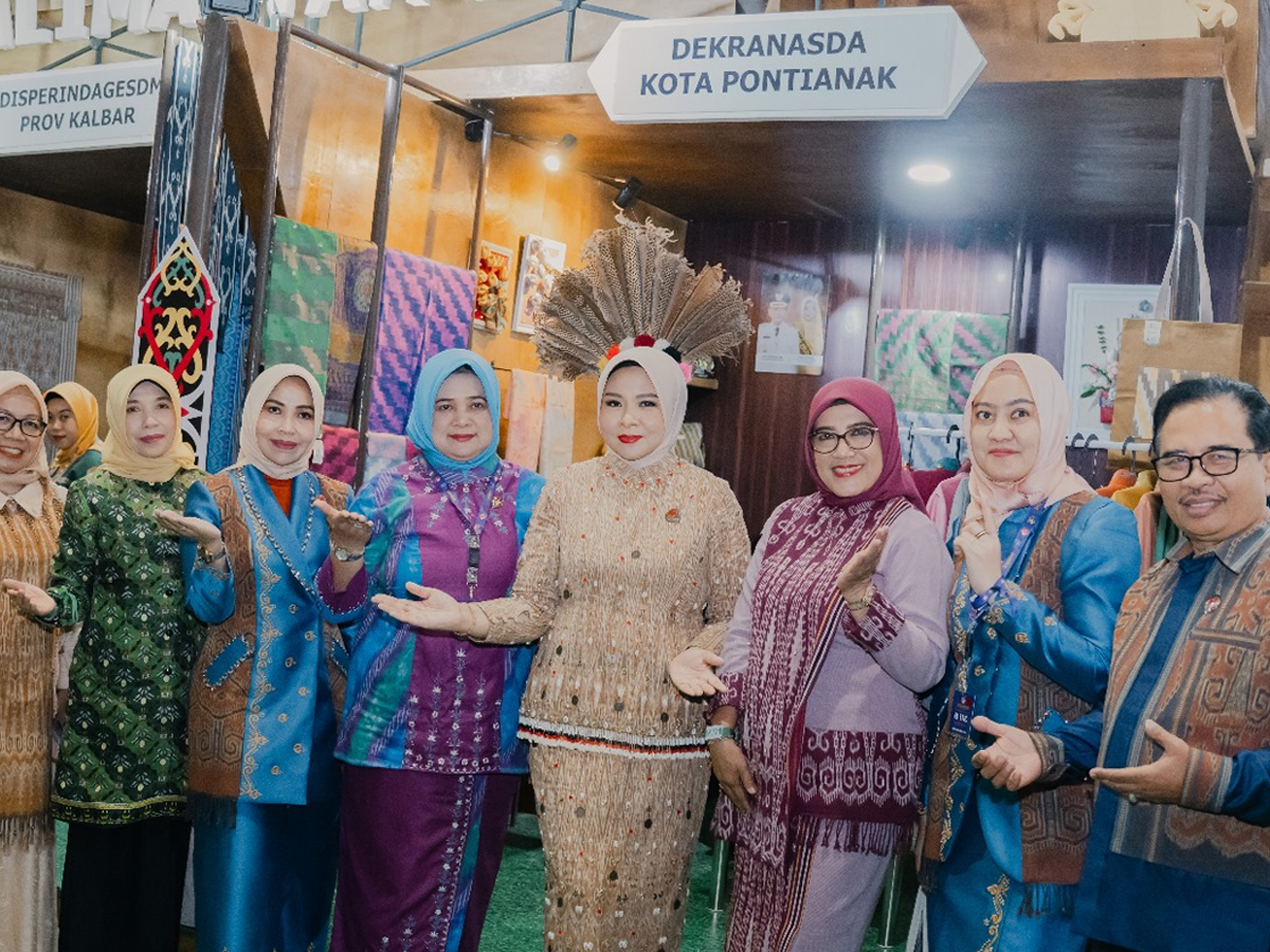 Pj Ketua Dekranasda Kalbar Windy Prihastari foto bersama Pj Ketua Dekranasda Pontianak Anita Ani Sofian di stand Pameran Kriyanusa 2024 Kota Pontianak