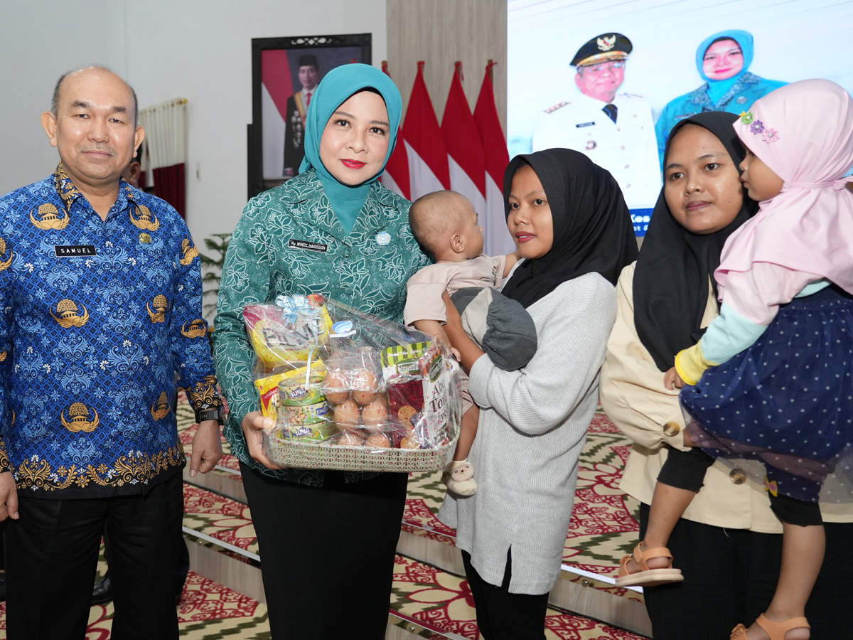 Pj Ketua Tim Penggerak PKK Kalbar Windy Harisson foto bersama dalam peluncuran GOTA sejumlah OPD di lingkungan Pemprov Kalbar