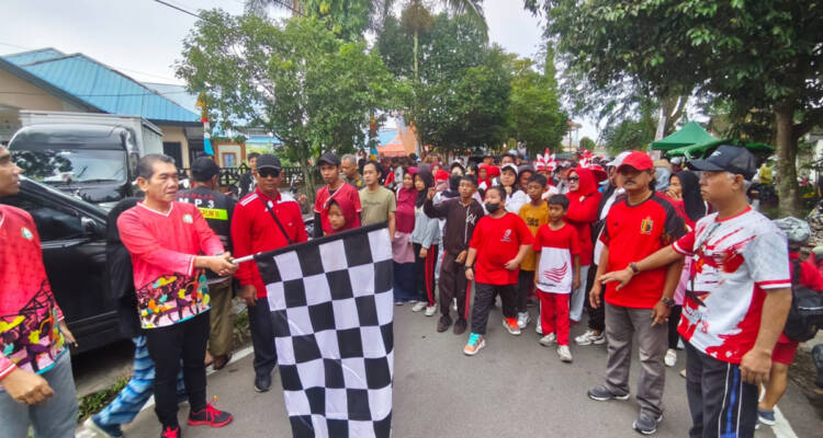 Pj Wali Kota Pontianak Ani Sofian melepas peserta Jalan Sehat dalam rangka HUT ke-79 RI di halaman Kantor Camat Pontianak Timur