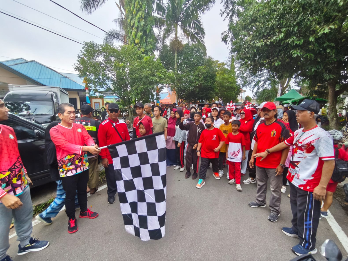 Pj Wali Kota Pontianak Ani Sofian melepas peserta Jalan Sehat dalam rangka HUT ke-79 RI di halaman Kantor Camat Pontianak Timur