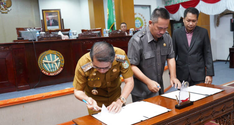 Pj Wali Kota Pontianak Ani Sofian menandatangani berita acara perubahan APBD Pontianak 2024