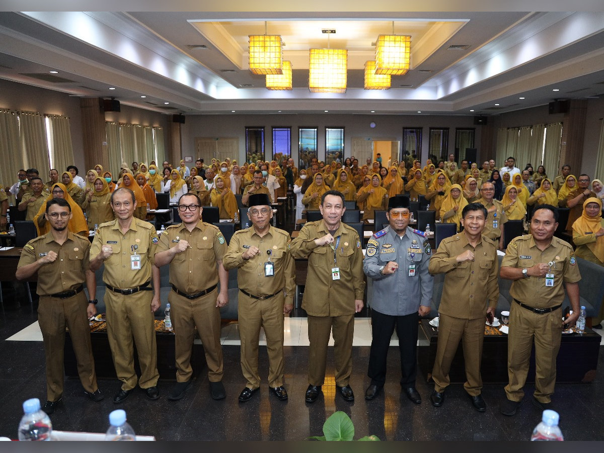 Sekda Pontianak Amirullah foto bersama usai membuka acara Evaluasi Pelaksanaan Pertanggungjawaban APBD Tahun 2023