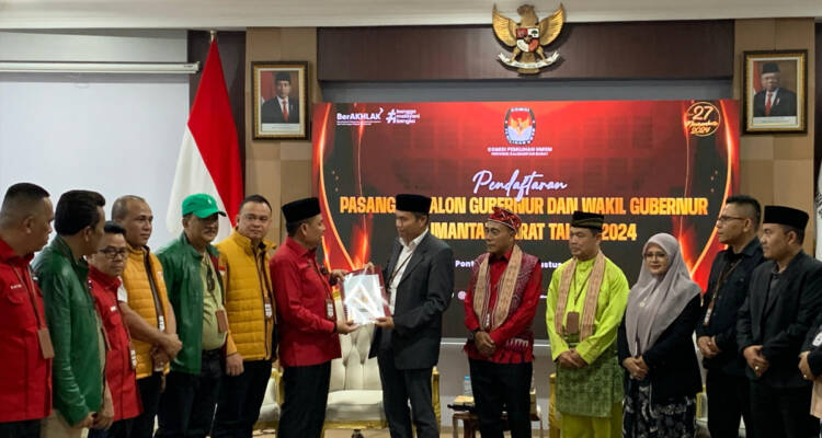 Tim Ria Norsan-Krisantus menyerahkan dokumen pendaftaran calon Gubernur dan Wakil Gubernur Kalbar kepada Ketua KPU Kalbar