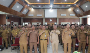 Bupati Ketapang Martin Rantan foto bersama usai memberikan pembekalan dan sinkronisasi perubahan masa jabatan kepala desa se-Kabupaten Ketapang