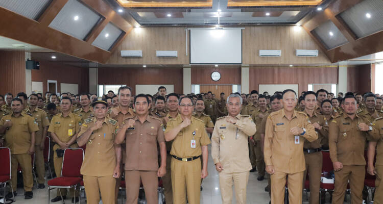 Bupati Ketapang Martin Rantan foto bersama usai memberikan pembekalan dan sinkronisasi perubahan masa jabatan kepala desa se-Kabupaten Ketapang