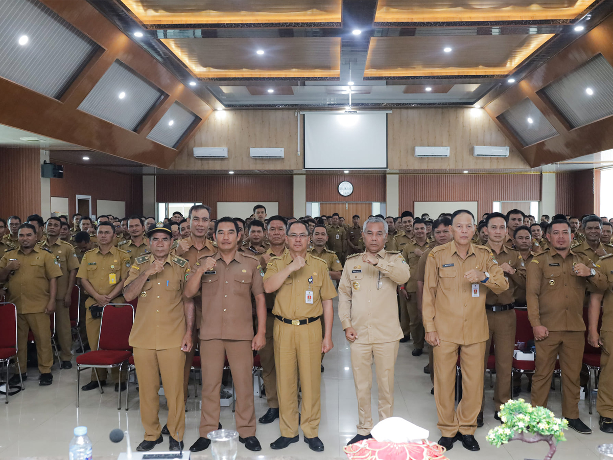 Bupati Ketapang Martin Rantan foto bersama usai memberikan pembekalan dan sinkronisasi perubahan masa jabatan kepala desa se-Kabupaten Ketapang