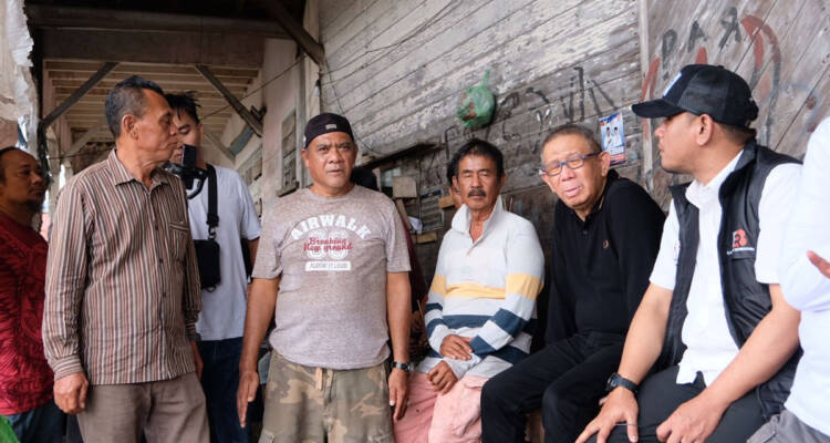 Calon Gubernur Kalbar Sutarmidji berdialog dengan nelayan di Desa Penjajap, Kecamatan Pemangkat, Kabupaten Sambas
