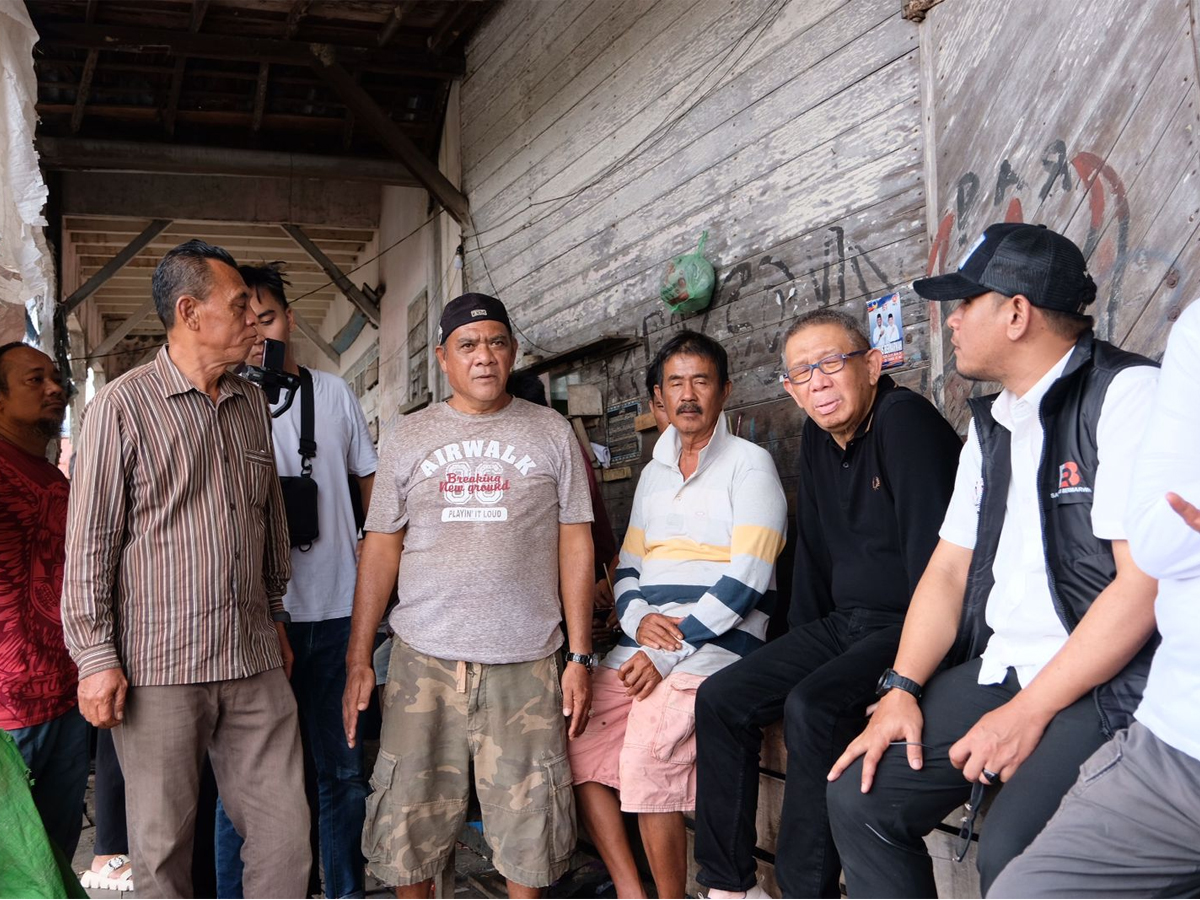 Calon Gubernur Kalbar Sutarmidji berdialog dengan nelayan di Desa Penjajap, Kecamatan Pemangkat, Kabupaten Sambas