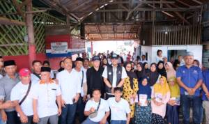 Calon Gubernur Kalbar Sutarmidji foto bersama para nelayan di Pelabuhan Pasar Ikan Selakau, Kabupaten Sambas