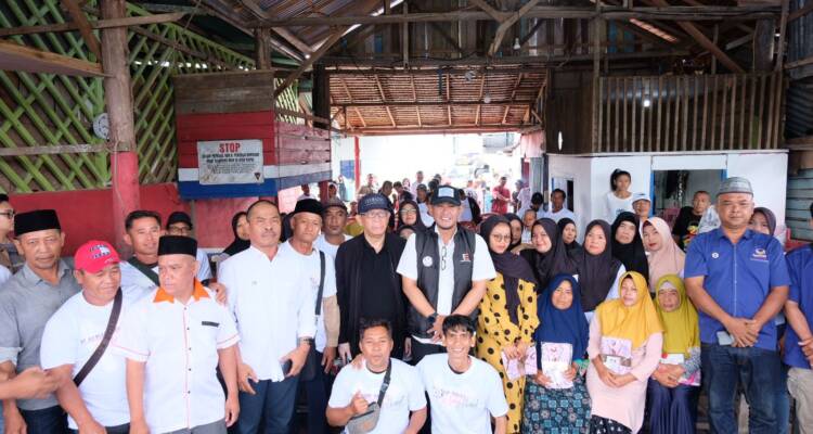 Calon Gubernur Kalbar Sutarmidji foto bersama para nelayan di Pelabuhan Pasar Ikan Selakau, Kabupaten Sambas