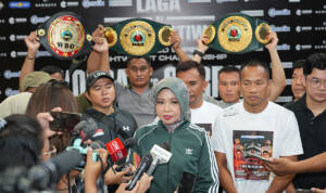 Kadisporapar Kalbar Windy Prihastari Harisson bersama petinju Indonesia asal Kalbar Daud Yordan memberikan keterangan pers usai Wieght In & Face Off Session di GOR Terpadu Ayani