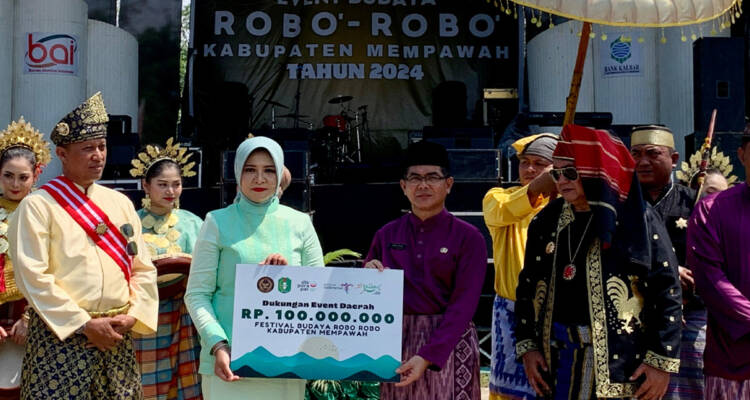 Kadisporapar Kalbar Windy Prihastari Harisson menyerahkan dukungan event daerah kepada Pj Sekda Mempawah untuk Festival Robo-Robo Mempawah