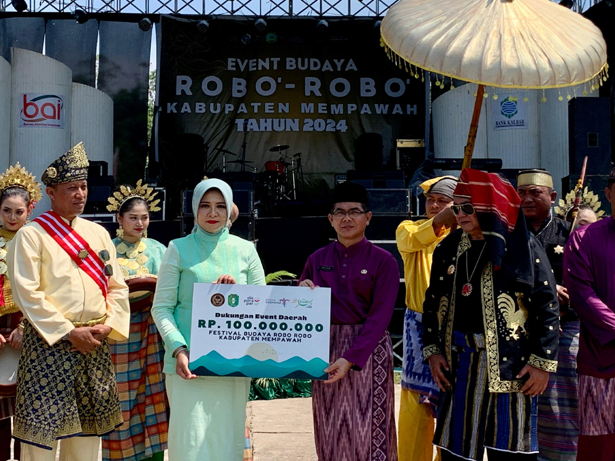 Kadisporapar Kalbar Windy Prihastari Harisson menyerahkan dukungan event daerah kepada Pj Sekda Mempawah untuk Festival Robo-Robo Mempawah