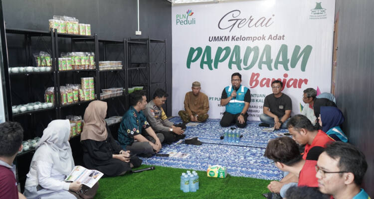 Manager PLN UP2B Kalselteng sedang memberikan sosialisasi pentingnya menjaga keamanan saat di sekitar jaringan transmisi listrik kepada para peserta di Gerai Binaan TJSL Papadaan Banjarbaru - Hari Pelanggan Nasional, Sosialisasi Listrik