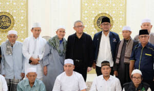 Mantan Gubernur Kalbar Sutarmidji foto bersama usai menyerahkan bantuan sajadah untuk Masjid Besar Al-Manar Tebas, Kabupaten Sambas