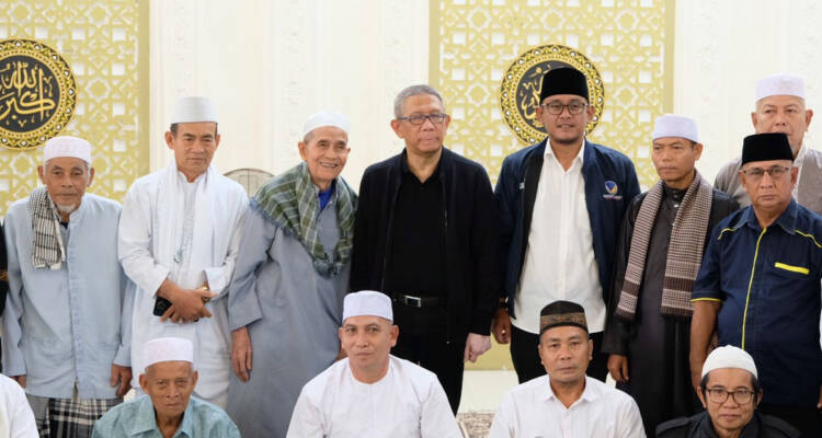 Mantan Gubernur Kalbar Sutarmidji foto bersama usai menyerahkan bantuan sajadah untuk Masjid Besar Al-Manar Tebas, Kabupaten Sambas