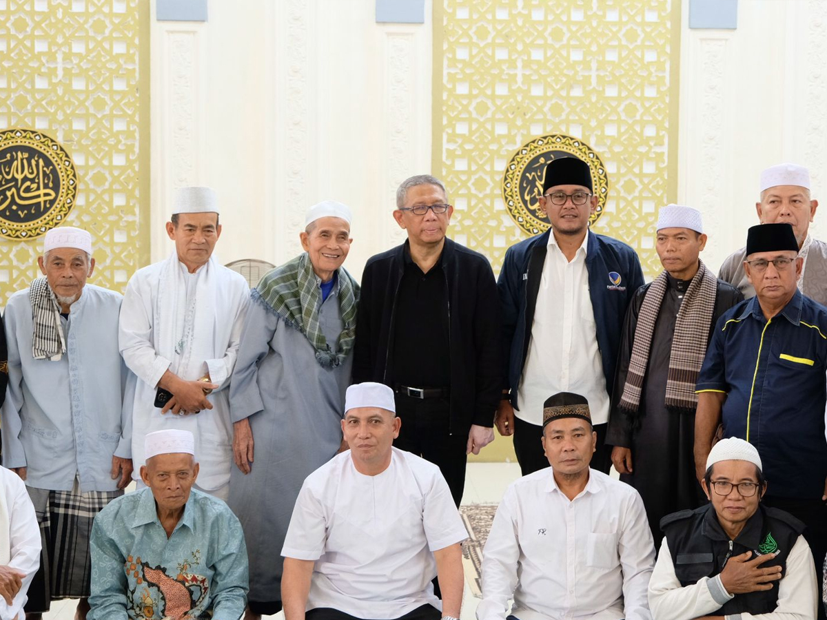 Mantan Gubernur Kalbar Sutarmidji foto bersama usai menyerahkan bantuan sajadah untuk Masjid Besar Al-Manar Tebas, Kabupaten Sambas