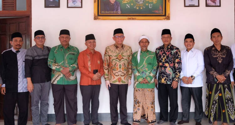 Pasangan calon Gubernur dan Wakil Gubernur Kalbar, Sutarmidji-Didi sowan ke keluarga besar PWNU Kalbar yang dipusatkan di Pondok Pesantren Darul Hidayah Rasau Jaya asuhan Kiai Ismail Ghofur yang merupakan Rais Syuriah PWNU Kalbar