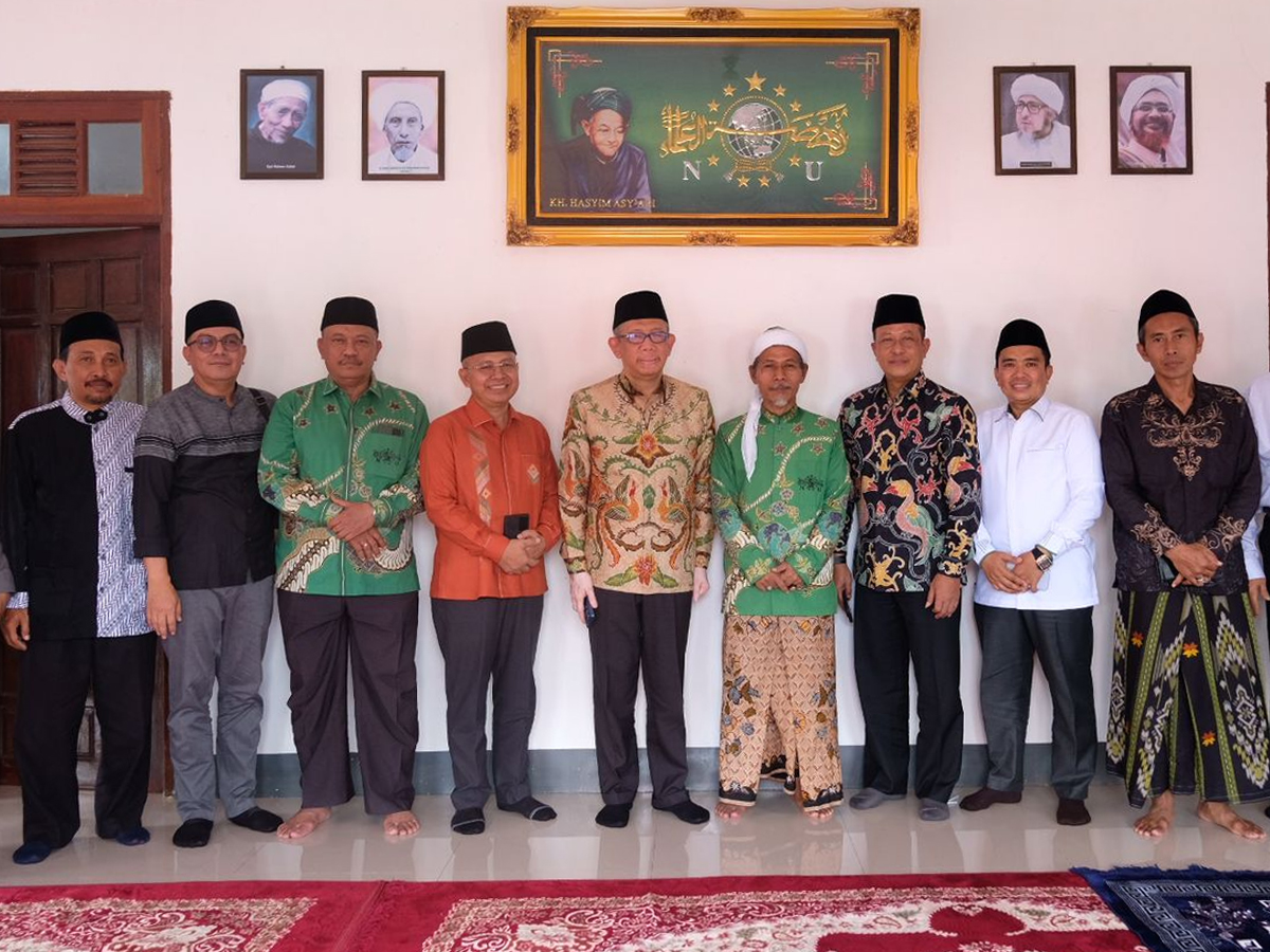 Pasangan calon Gubernur dan Wakil Gubernur Kalbar, Sutarmidji-Didi sowan ke keluarga besar PWNU Kalbar yang dipusatkan di Pondok Pesantren Darul Hidayah Rasau Jaya asuhan Kiai Ismail Ghofur yang merupakan Rais Syuriah PWNU Kalbar