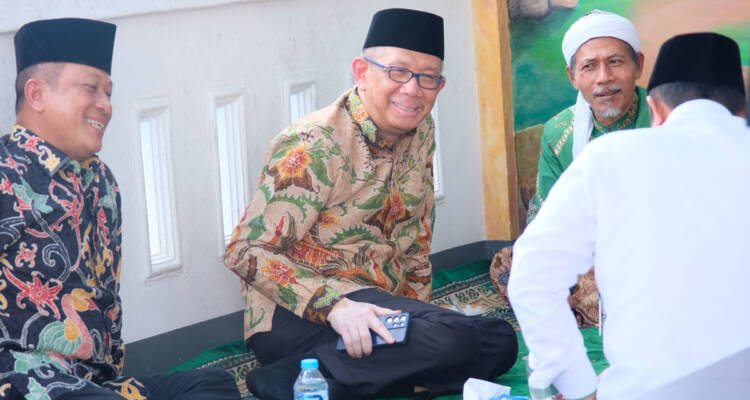 Pasangan calon Gubernur dan Wakil Gubernur Kalbar, Sutarmidji-Didi tampak berbincang dengan Kiai Ismail Ghofur yang merupakan Rais Syuriah PWNU Kalbar