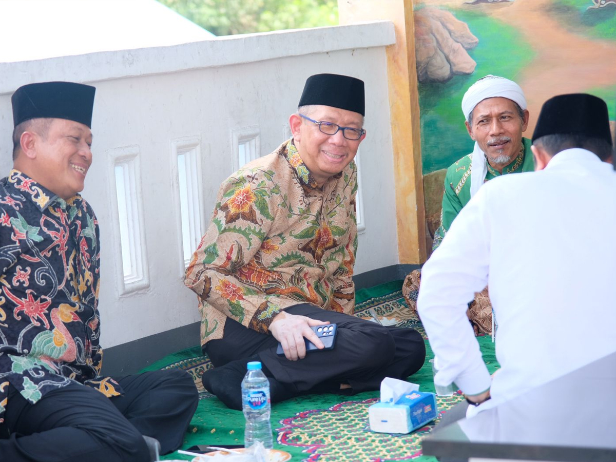 Pasangan calon Gubernur dan Wakil Gubernur Kalbar, Sutarmidji-Didi tampak berbincang dengan Kiai Ismail Ghofur yang merupakan Rais Syuriah PWNU Kalbar