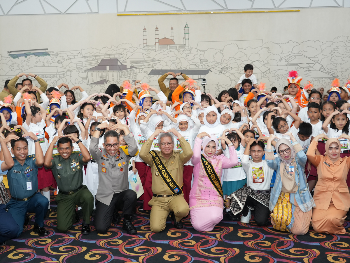 Pj Gubernur Kalbar Harisson dan Pj Ketua Tim Penggerak PKK Kalbar Windy Prihastari Harisson dinobatkan sebagai Bapak dan Ibu Peduli Anak Kalbar - Harisson, Windy Prihastari, Bapak dan Ibu Peduli Anak, Hari Anak Nasional Kalbar, Pernikahan Dini, Kekerasan Anak