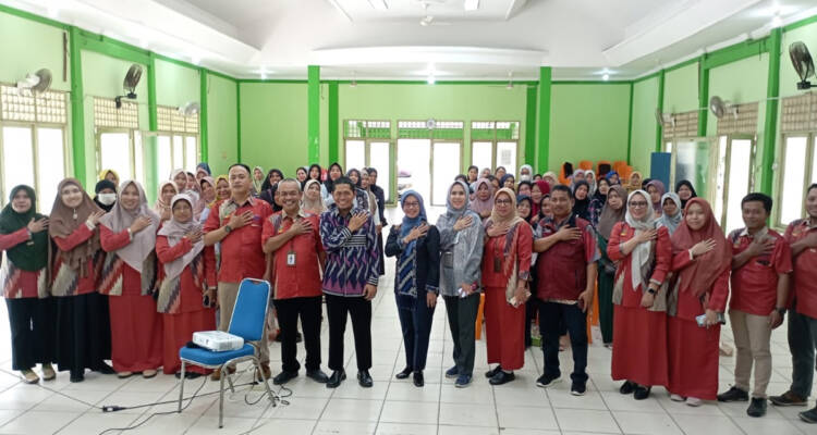 Dinas Sosial Pontianak terus menjalankan program-program untuk mengentaskan kemiskinan, termasuk edukasi dan pendampingan berkala kepada Keluarga Penerima Manfaat (KPM) dari Program Keluarga Harapan (PKH) di Kota Pontianak