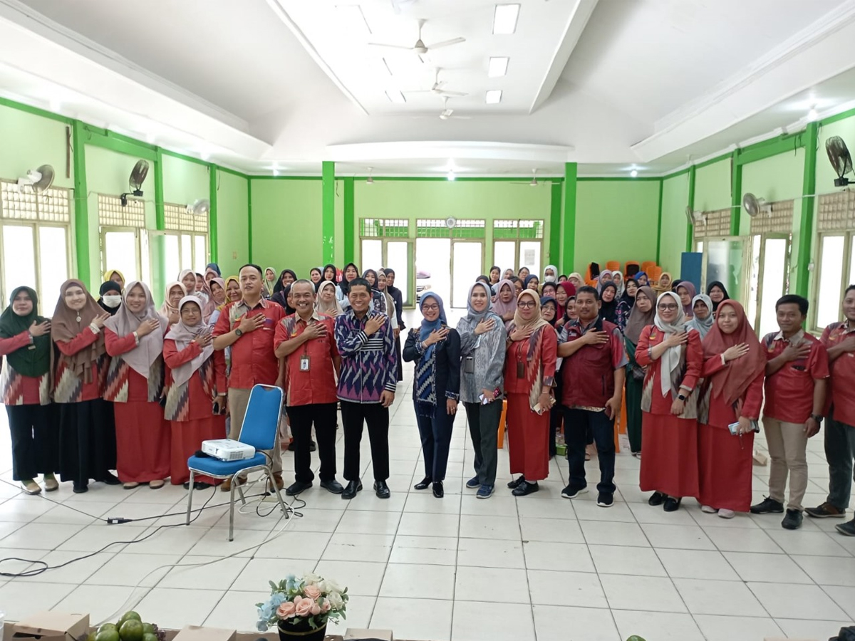 Dinas Sosial Pontianak terus menjalankan program-program untuk mengentaskan kemiskinan, termasuk edukasi dan pendampingan berkala kepada Keluarga Penerima Manfaat (KPM) dari Program Keluarga Harapan (PKH) di Kota Pontianak