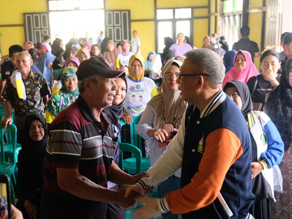 Calon Gubernur Kalbar nomor urut 1, Sutarmidji saat silaturahmi dengan warga Boyan Tanjung bersama Calon Bupati nomor urut 2, Wahyu Hidayat