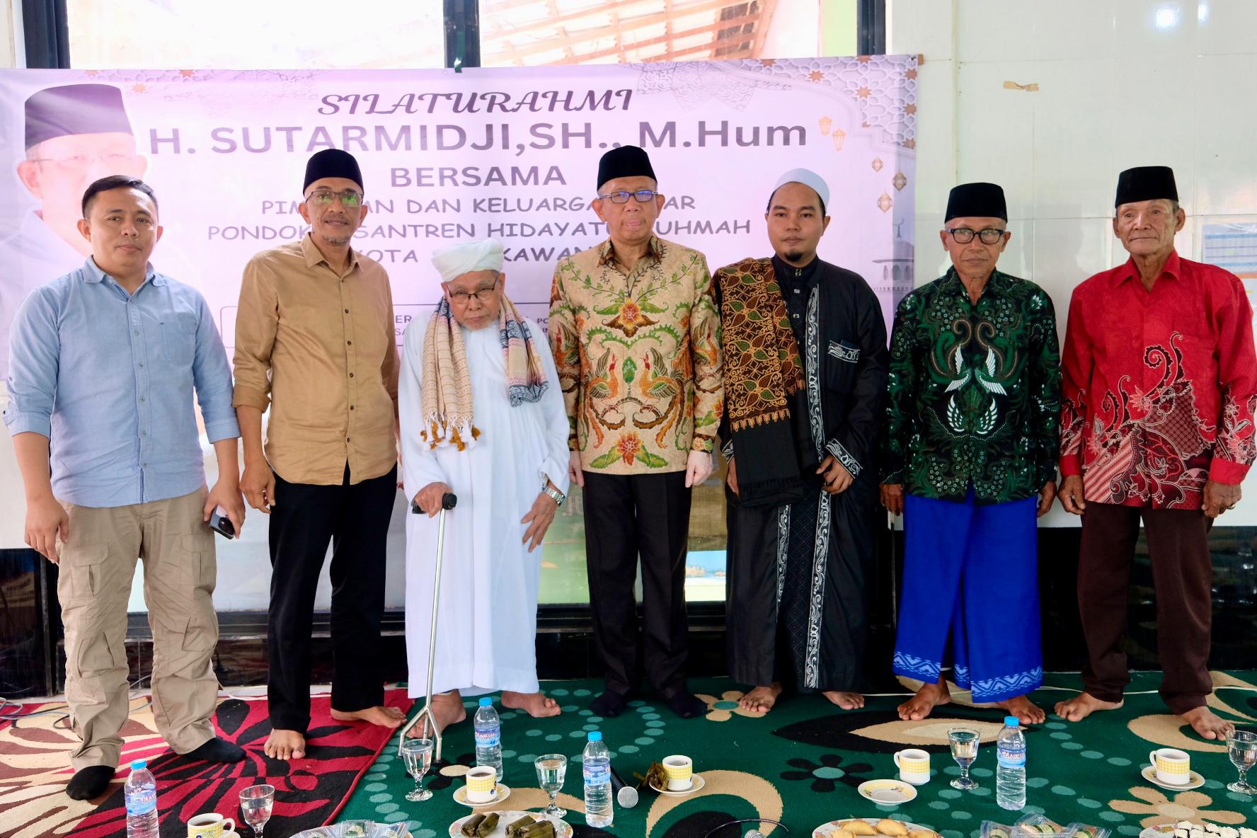 Calon Gubernur Kalbar nomor urut 1, Sutarmidji saat silaturahmi dengan keluarga besar dan pimpinan Ponpes Hidayatur Ruhama Singkawang. (Foto: Tim Media Midji-Didi)