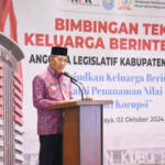 Pj Buati Kubu Raya Syarif Kamaruzaman saat membuka Bimtek Keluarga Berintegritas Anggota Legislatif Kabupaten Kubu Raya yang digelar Inspektorat Kubu Raya bekerja sama dengan Komisi Pemberantasan Korupsi