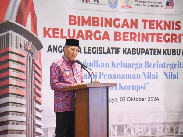 Pj Buati Kubu Raya Syarif Kamaruzaman saat membuka Bimtek Keluarga Berintegritas Anggota Legislatif Kabupaten Kubu Raya yang digelar Inspektorat Kubu Raya bekerja sama dengan Komisi Pemberantasan Korupsi