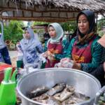 Kelompok Wanita Tani (KWT) Citra Lestari Banjarbaru sedang melakukan pelatihan pengolahan dan pengemasan produk abon ikan nila di kegiatan Srikandi Woman Support Woman